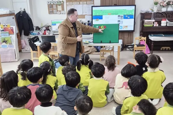 9일 대구 옥포읍 옥빛유치원에서 어린이들이 원어민 교사와 함께 알파벳 수업을 듣고 있다. [사진제공=대구 달성군]